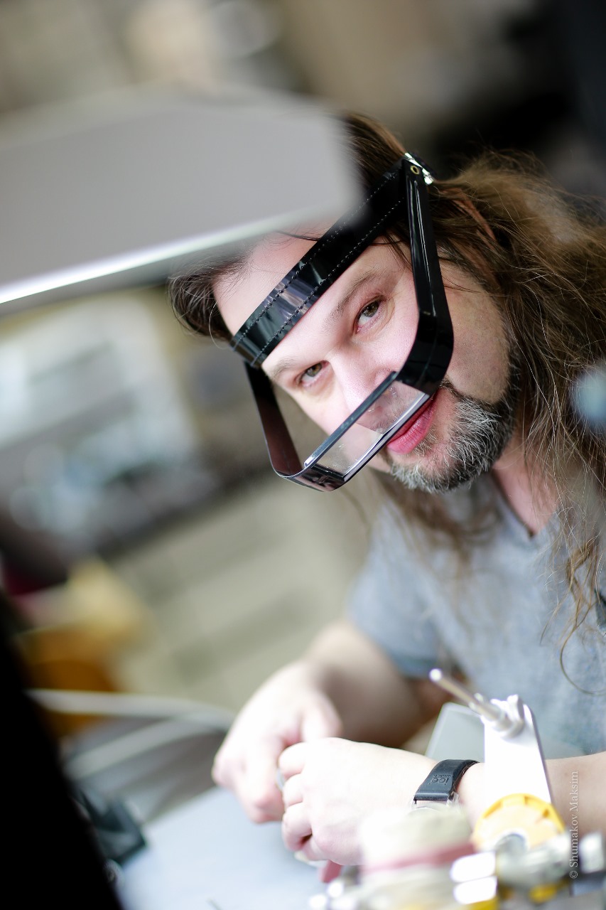 В эту субботу в нашем центре прошел курс "Живые" виниры на рефракторе. Преимущества послойной техники